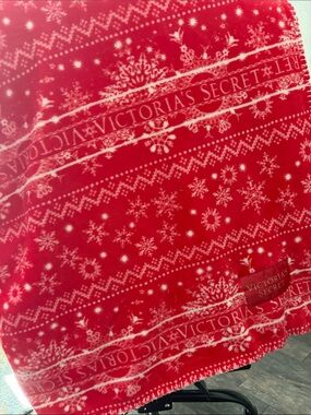 Victoria’s Secret Throw Holiday 2022 Red Snowflake Sherpa Blanket 50x60